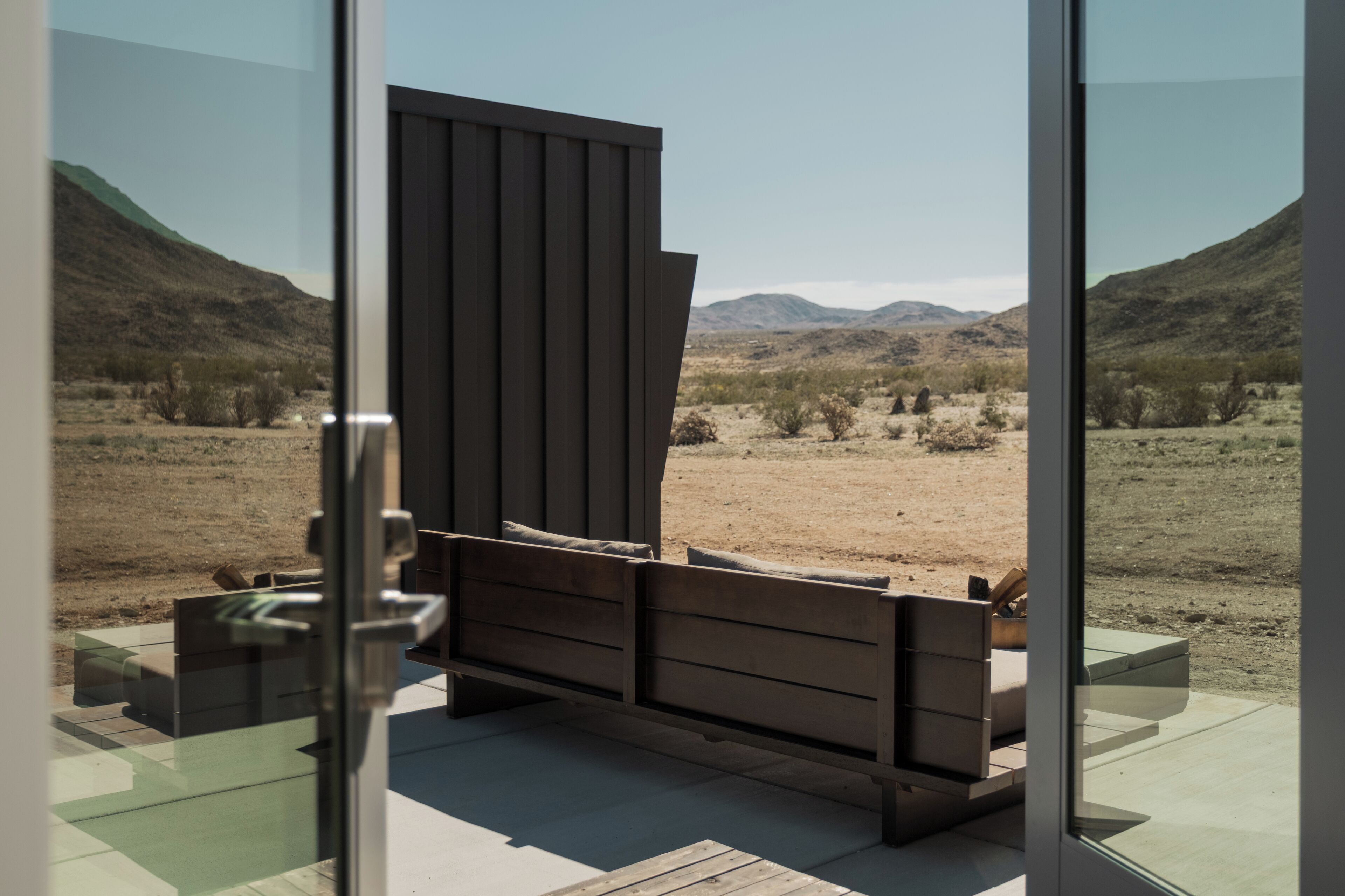 เครื่องนอนระดับพรีเมียม, โต๊ะทำงาน, พื้นที่ทำงานแบบใช้แล็ปท็อป