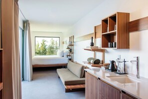 Desert King Accessible | Premium bedding, desk, laptop workspace, free WiFi - RESET Hotel Joshua Tree (Twentynine Palms)