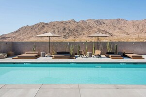 Una piscina al aire libre, cabañas de piscina gratuitas