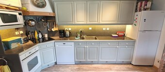 Spacious 3 bedroom skiing apartment, large lounge/kitchen, sleeps 6, near lift.