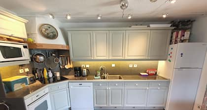 Spacious 3 bedroom skiing apartment, large lounge/kitchen, sleeps 6, near lift.