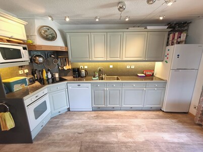 Spacious 3 bedroom skiing apartment, large lounge/kitchen, sleeps 6, near lift.