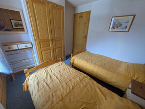 3 bedrooms, iron/ironing board, travel cot, WiFi