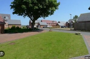 House | Property grounds - 5-bedroom Family Holiday Home Sleeps 7 Garden Parking Pet Friendly North Wales (Rhyl)