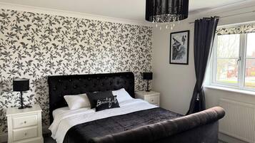 House | 5 bedrooms, iron/ironing board, free WiFi, bed sheets