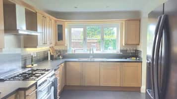 House | Private kitchen | Fridge, microwave, oven, stovetop
