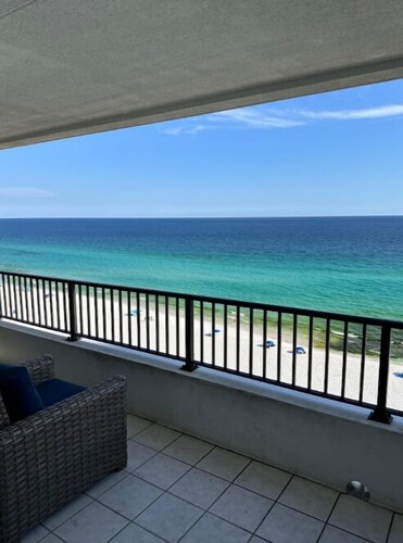 Beachfront Oasis! 2BR,2BA with Private Beach Access and free upfront parking. 