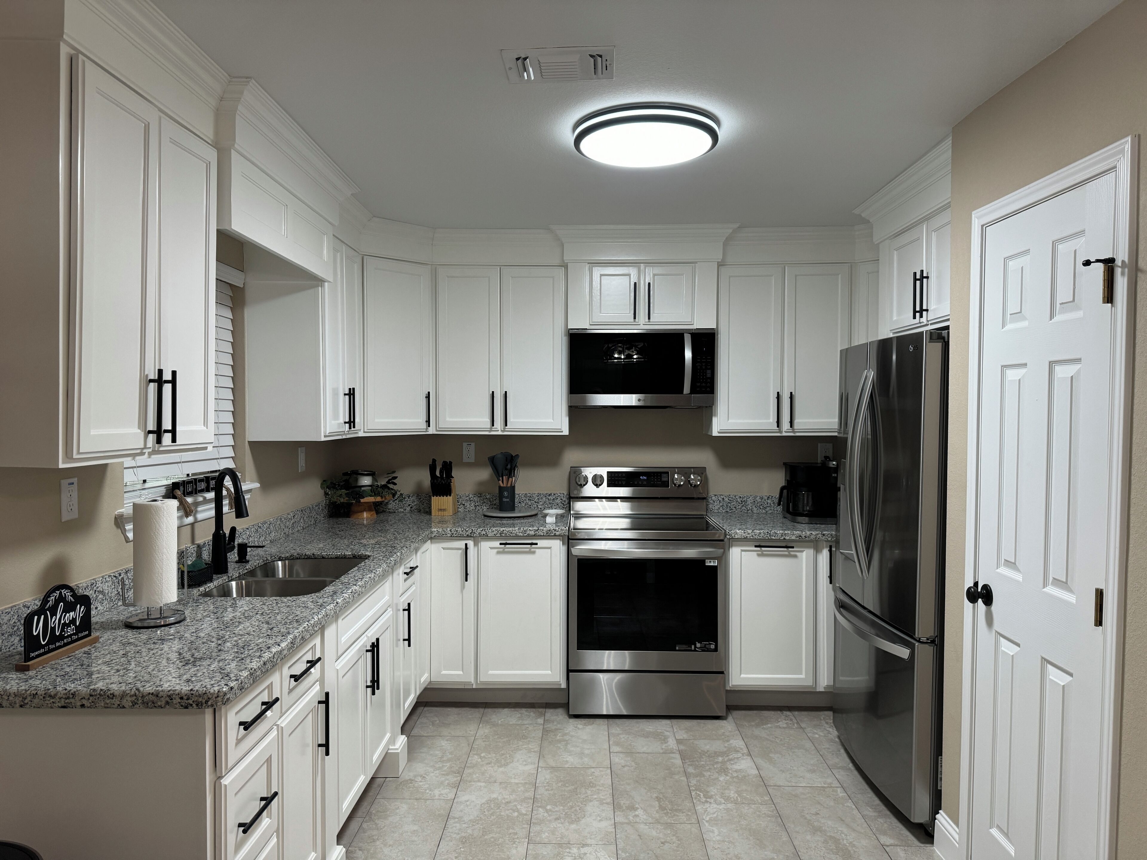 Refrigerador, microondas, horno y parrilla de estufa 