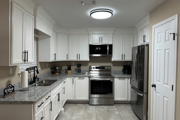 Kjøleskap, mikrobølgeovn, ovn og kokeplater