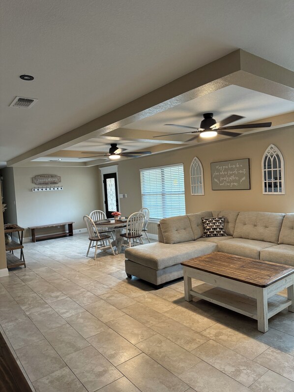 Téléviseur connecté, jeux vidéo, table de ping-pong