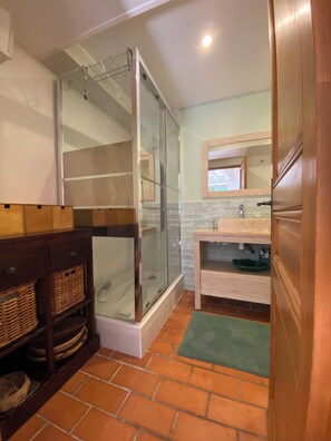 Een douche, een haardroger, handdoeken