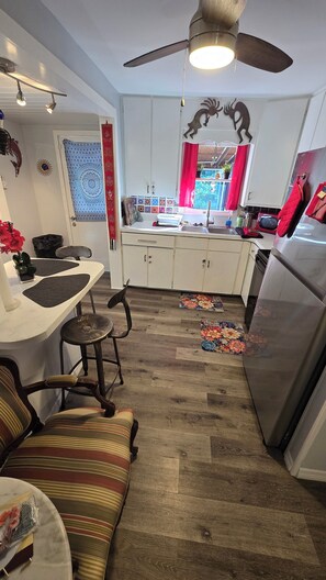 Fridge, microwave, oven, coffee/tea maker - Charming 1-bedroom house in pleasant Homosassa with AC, WiFi Quiet close to all! (Homosassa)