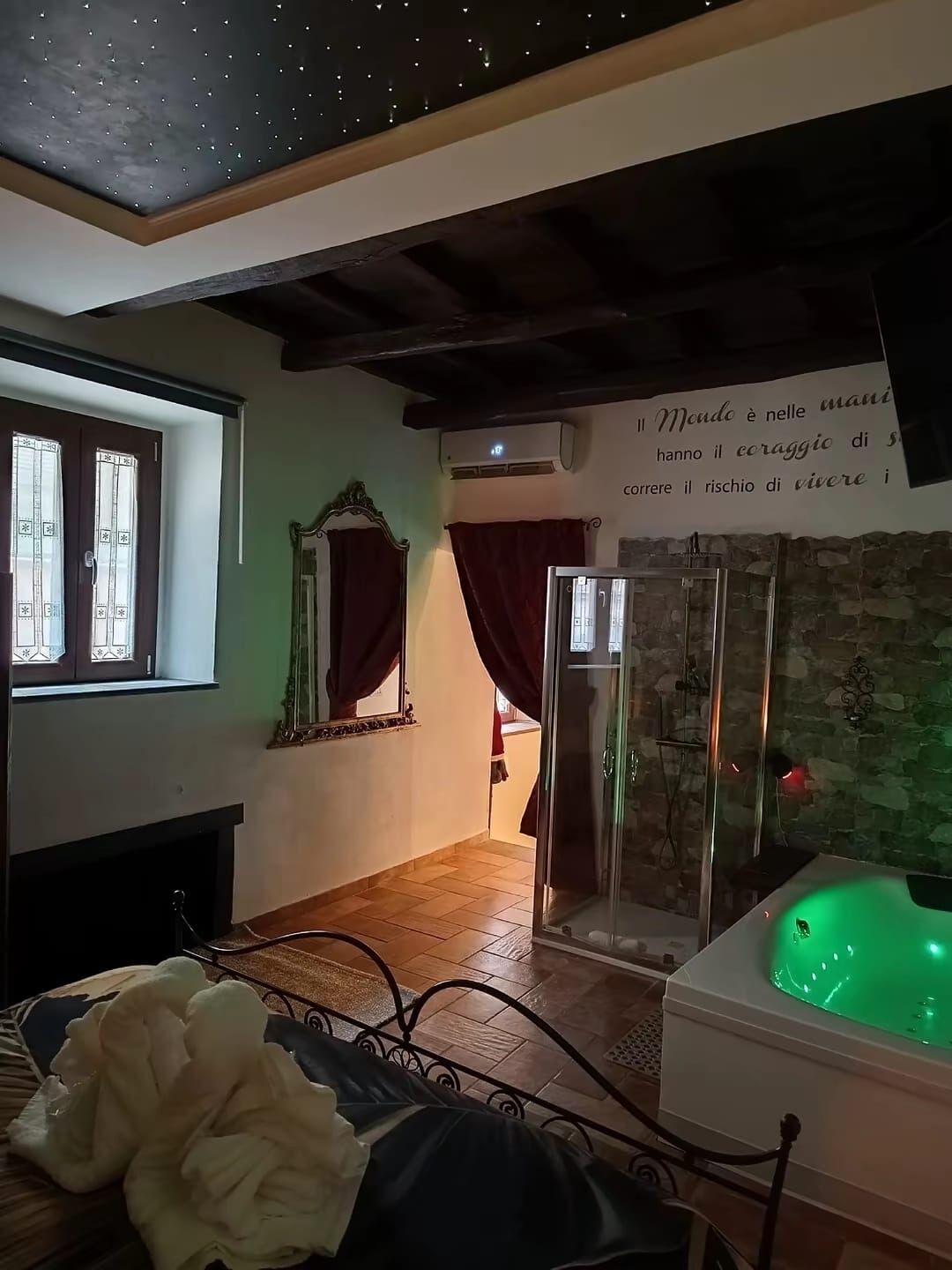 Whirlpool, kostenlose Toilettenartikel, Haartrockner, Bademäntel