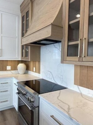 Four à micro-ondes, un four, surface de cuisson, lave-vaisselle