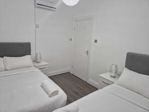 2 bedrooms, iron/ironing board, WiFi, bed sheets - Oak Suite. (Openshaw)