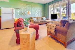 TV, fireplace
