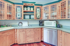 Réfrigérateur, micro-ondes, plaque de cuisson, lave-vaisselle