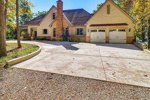Ein zweigeschossiges Haus mit Garage, Auffahrt und einem angelegten Vorgarten.