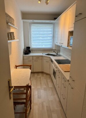 Condo tiện nghi đơn giản, không hút thuốc, quang cảnh thành phố | Bếp riêng