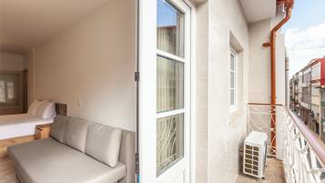 Comfort Room, Balcony, City View (Quarto A1) | Desk, laptop workspace, free WiFi
