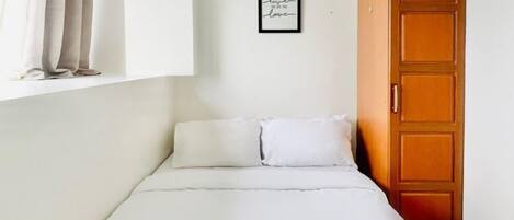 Iron/ironing board, bed sheets, wheelchair access