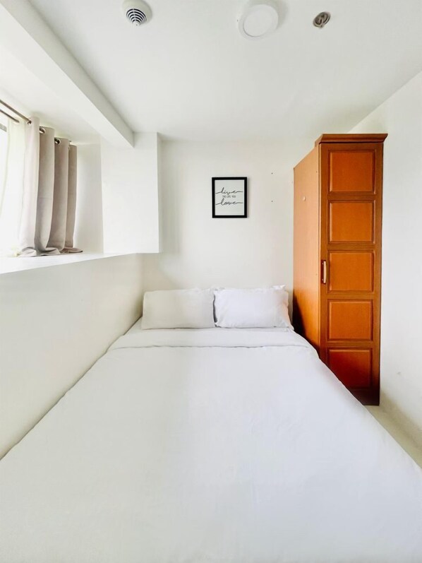 Tabla de planchar con plancha y ropa de cama