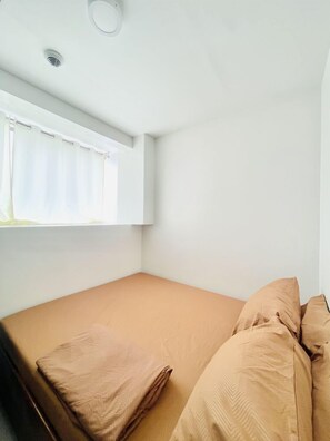 Tabla de planchar con plancha y ropa de cama