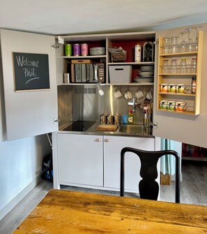 Køleskab, mikrobølgeovn, kogeplade, kaffe-/temaskine