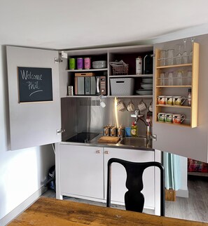 Refrigerador, microondas, parrilla de estufa y cafetera y tetera