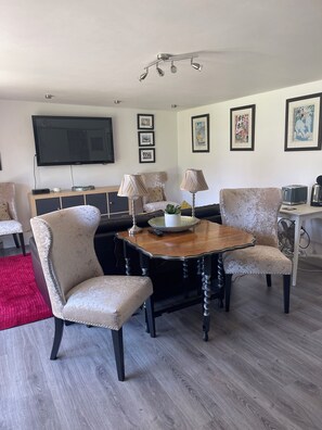 Dining - 1 Bed Guesthouse - Chiltern/Met Lines Pied à Terre with Outside Seating Area (Rickmansworth)
