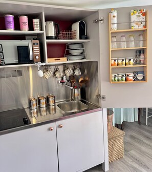 Kjøleskap, mikrobølgeovn, kokeplater og kaffetrakter/tekoker