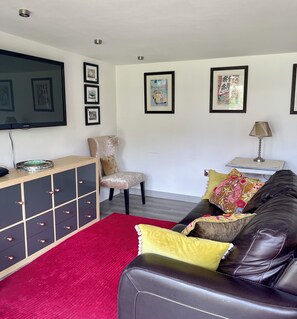TV - 1 Bed Guesthouse - Chiltern/Met Lines Pied à Terre with Outside Seating Area (Rickmansworth)