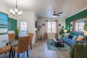 Smart TV, table football, ping pong, books - ASU + Mill Ave Stay | Hot Tub | Free Parking + Gym (Tempe)