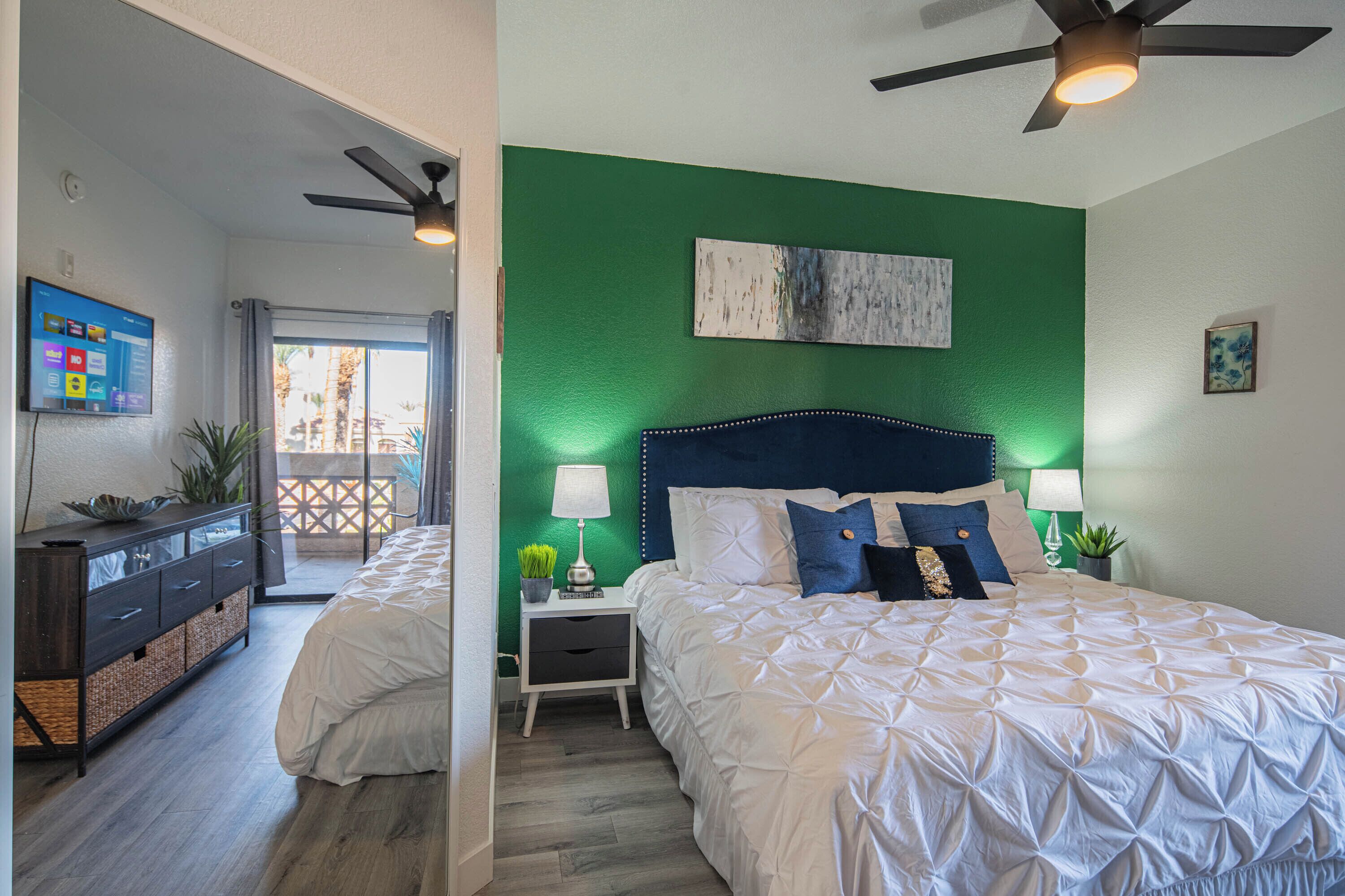 2 habitaciones, escritorio y tabla de planchar con plancha 