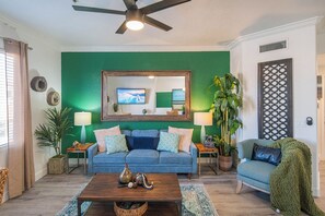 Smart TV, table football, ping pong, books - ASU + Mill Ave Stay | Hot Tub | Free Parking + Gym (Tempe)