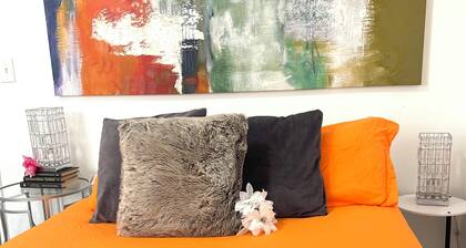 Vibrant Oasis, Charming 3-bedroom 2 Bath house