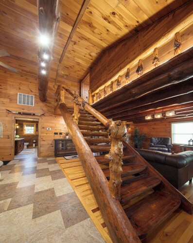 In The Heart Of Holmes County OH Charming 2-bedroom lodge/Cabin with AC and WiFi