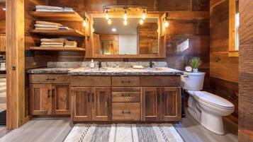 Een douche, een haardroger, handdoeken, zeep