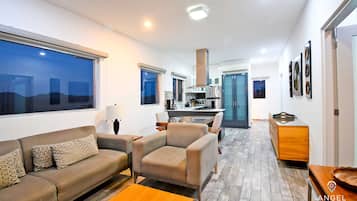 Appartement, 2 slaapkamers, balkon, uitzicht op zee | Woonruimte | Smart-tv en streamingdiensten