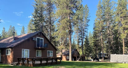 Tranquil Ski Retreat + Hot Tub + Mins to Brundage Ski Resort & McCall 4 bd+WiFi