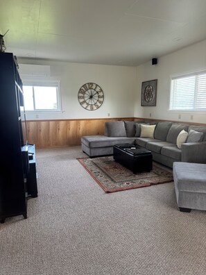 Smart TV, fireplace - The Guesthouse - on 3.5 acres in Corvallis, MT (Corvallis)