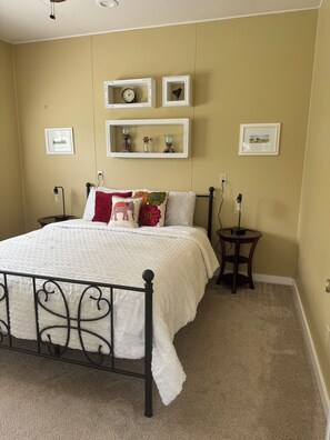 1 bedroom, WiFi, bed sheets - The Guesthouse - on 3.5 acres in Corvallis, MT (Corvallis)