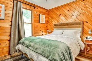 3 habitaciones, escritorio y tabla de planchar con plancha 