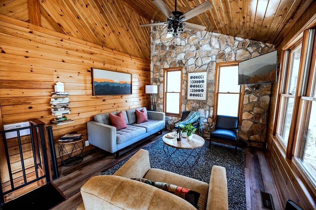 Smart-TV, DVD-spiller, fotballspill og bøker