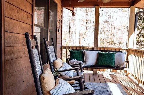 Fall Family Retreat • Private Pond • Firepit • Kayaks • Games