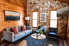 Fernseher, DVD-Player, Tischfußball