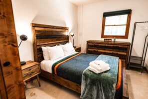 3 bedrooms, desk, iron/ironing board, travel crib