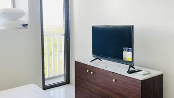 Tabla de planchar con plancha, wifi y ropa de cama