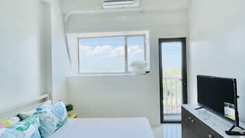 Tabla de planchar con plancha, wifi, ropa de cama