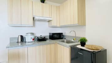 Frigorífico, microondas, placa de cocina y utensilios de cocina